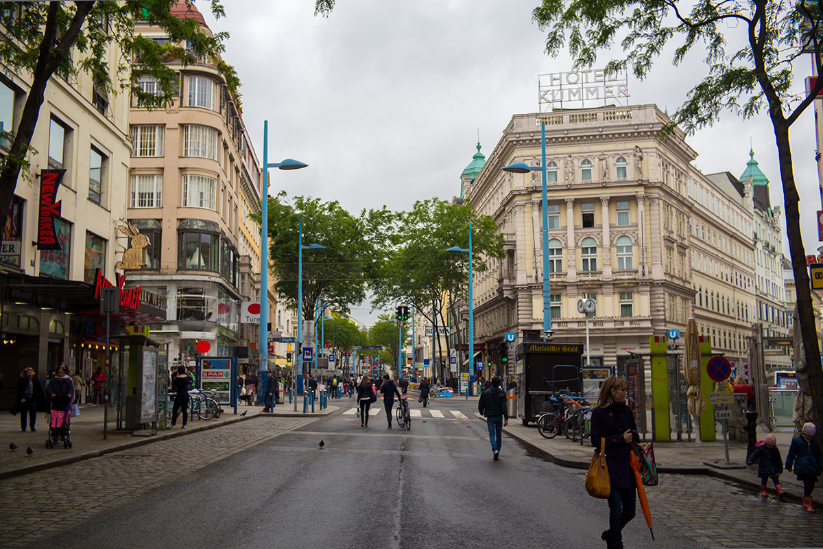 ショッピングストリートと言える Mariahilfer Straße（マリアヒルファー通り）