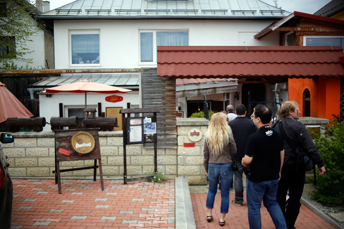 Mr. Neuhaus が経営しているカフェ？