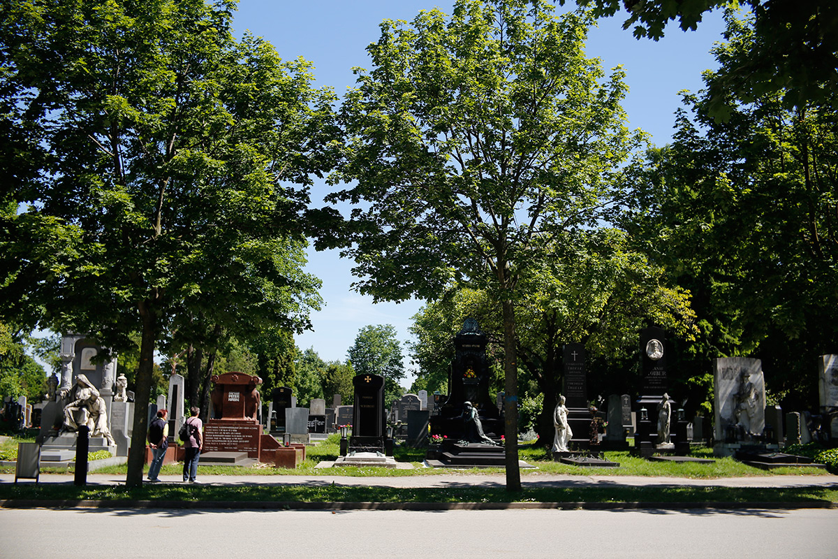 ウイーン中央墓地には立派な墓がたくさんある