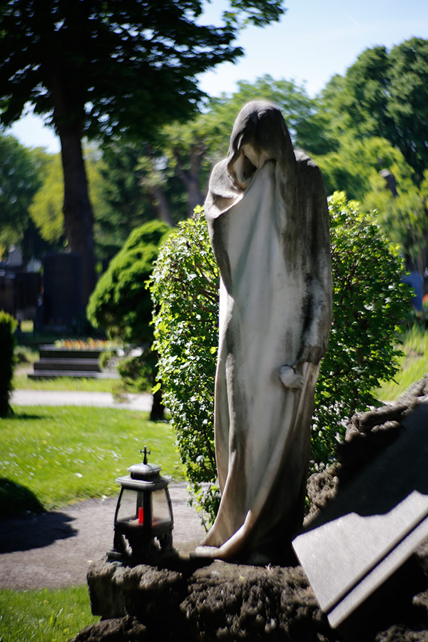 ウイーン中央墓地： NEW Petzval 1:2.2/85mm で撮影