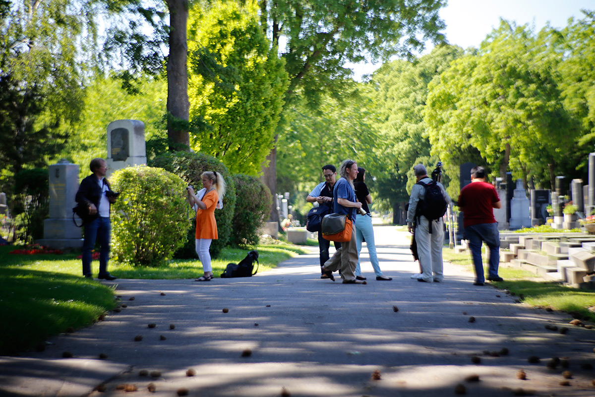 ペッツバール氏の墓の前で撮影