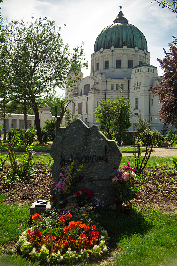 ウイーン中央墓地： 奥に見えるのは、敷地内にあるカール・ボロメウス教会