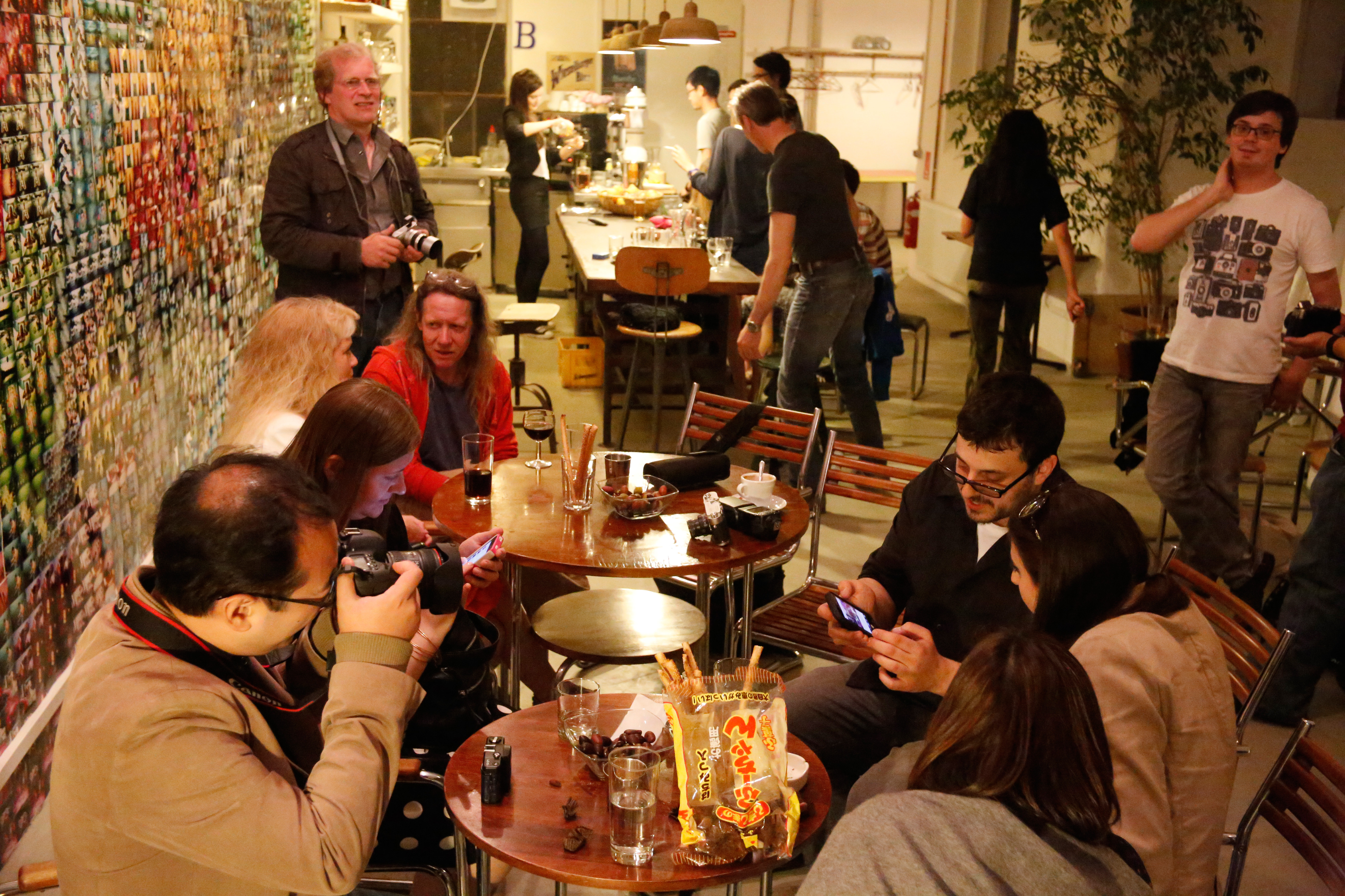 lomography EMBASSY SHOP VIENNA 地下でのパーティー