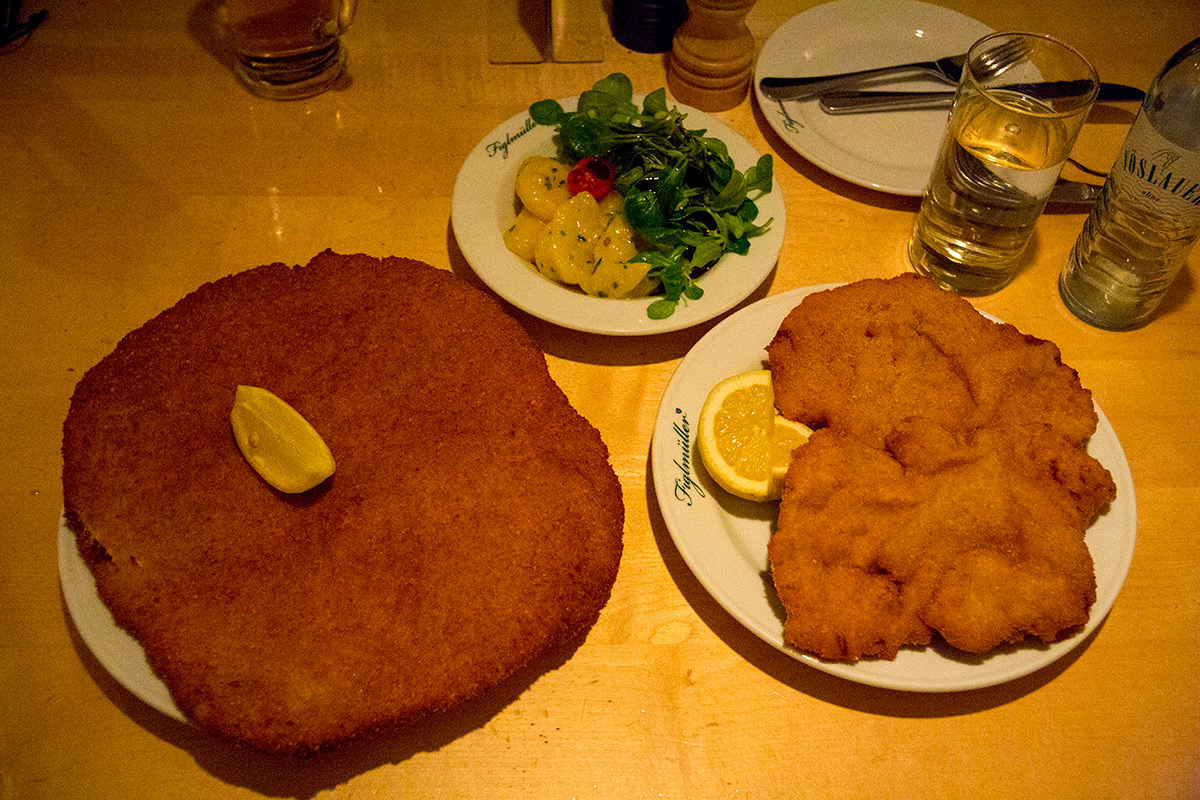 とにかく大きな Figlmuller Wollzeile（フィグルミュラー ヴォルツァイレ）のシュニッツェル！