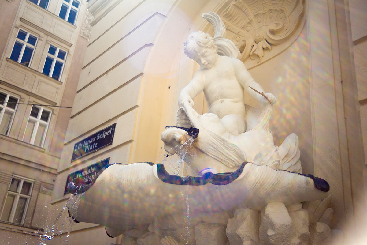 lomography EMBASSY SHOP VIENNA 地下のギャラリー