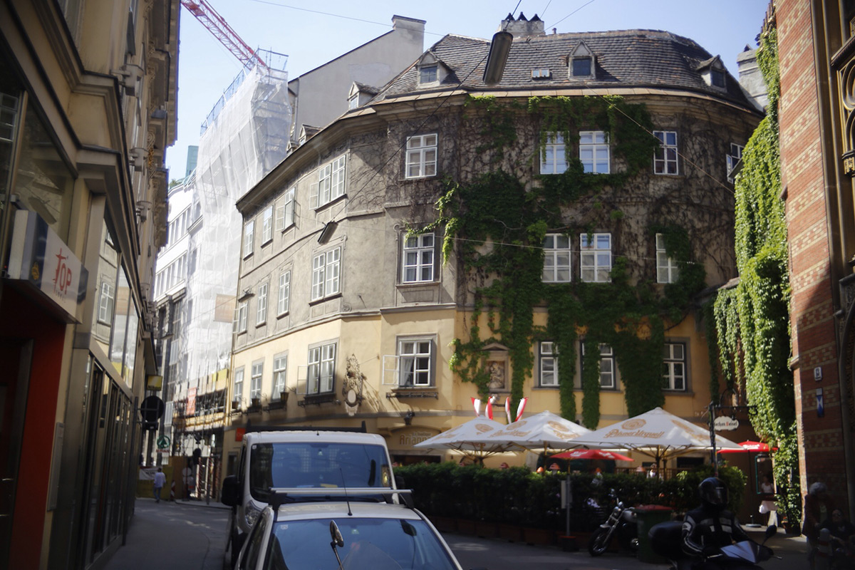 lomography EMBASSY SHOP VIENNA 地下のギャラリー