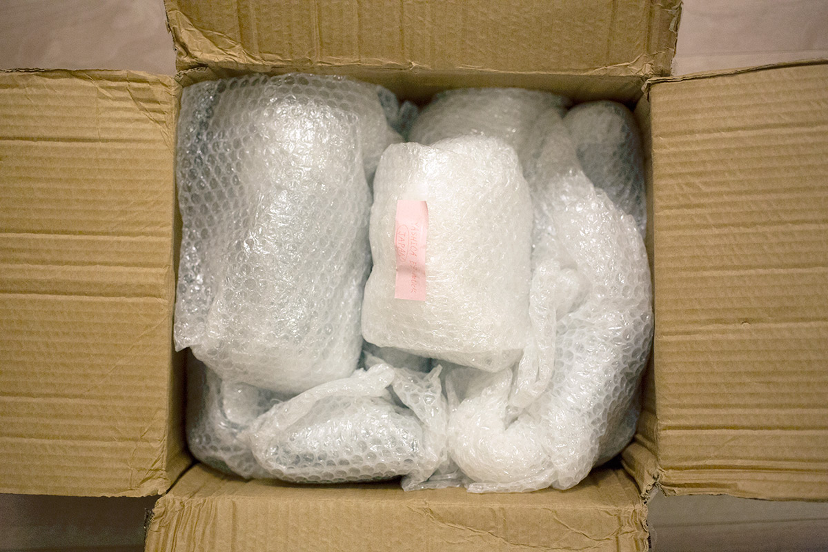 ギリシャから届いた14台のカメラ。開けた