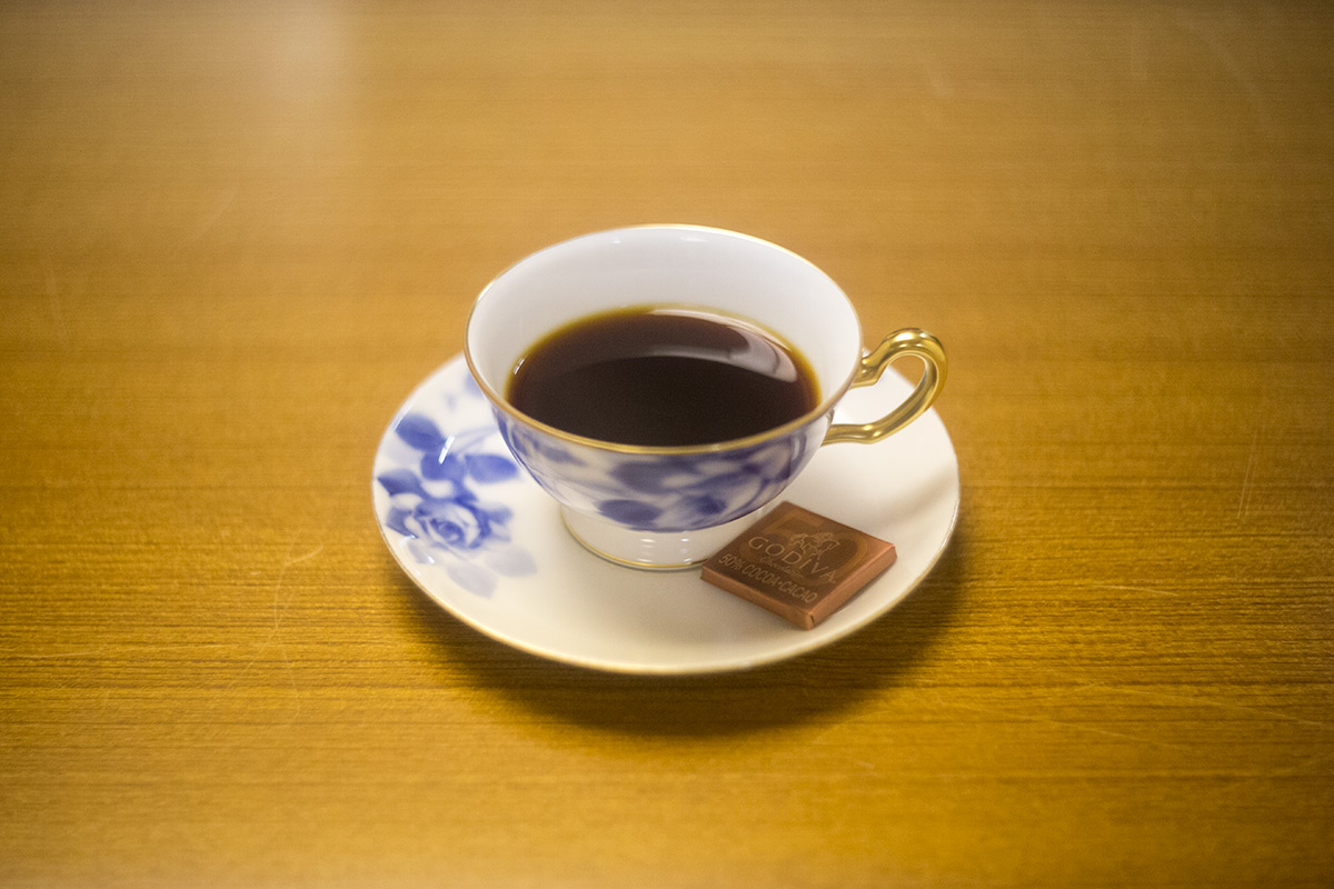 一杯目の珈琲。カップは当時のもの。