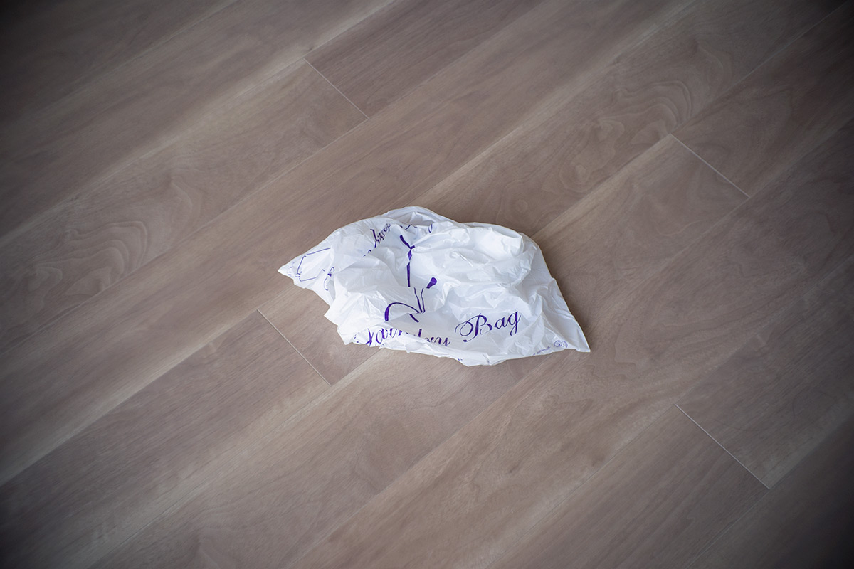 C SWITAR 1:1.4 f=25mm KERN Lens made in Switzerland で撮った梱包材（袋）