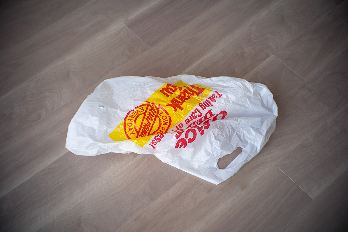 C SWITAR 1:1.4 f=25mm KERN Lens made in Switzerland で撮った梱包材（袋）