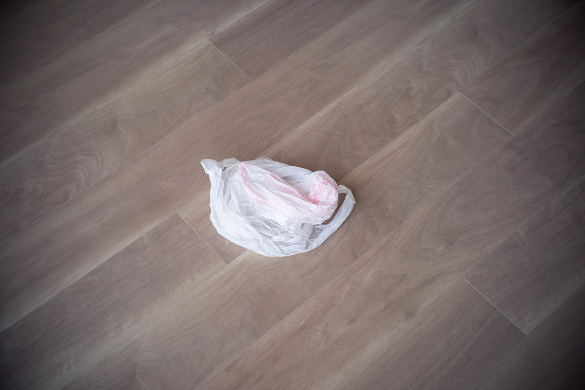 C SWITAR 1:1.4 f=25mm KERN Lens made in Switzerland で撮った梱包材（袋）