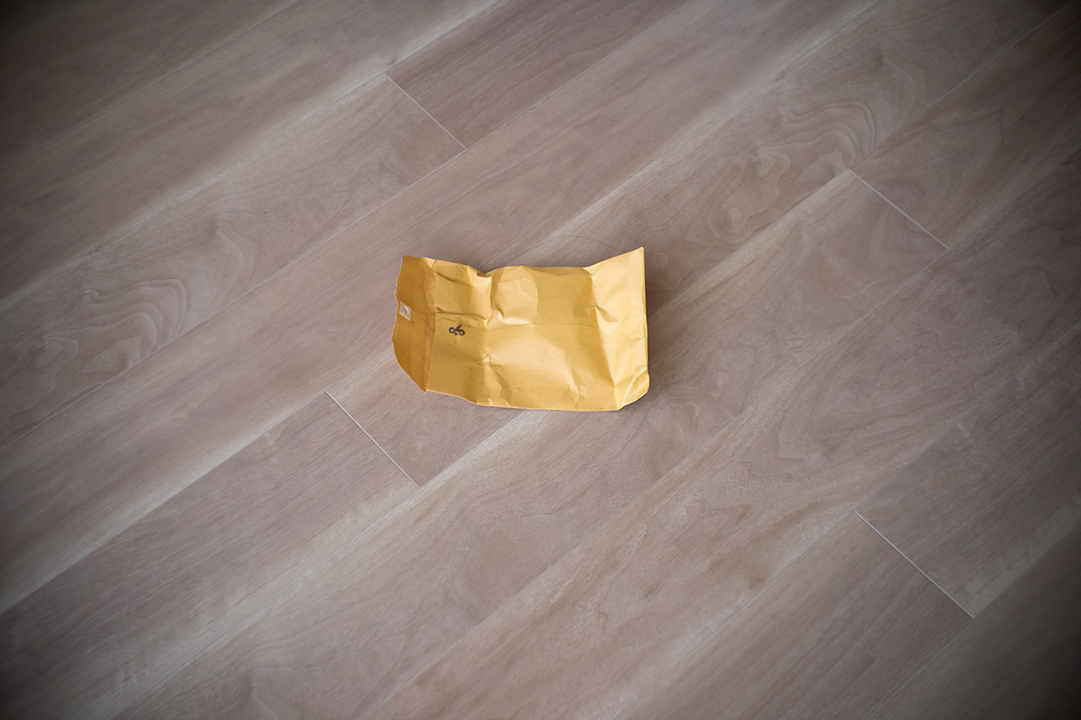 C SWITAR 1:1.4 f=25mm KERN Lens made in Switzerland で撮った梱包材（封筒）