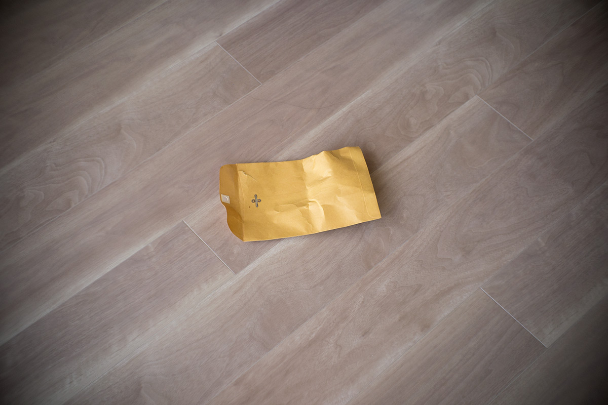 C SWITAR 1:1.4 f=25mm KERN Lens made in Switzerland で撮った梱包材（封筒）