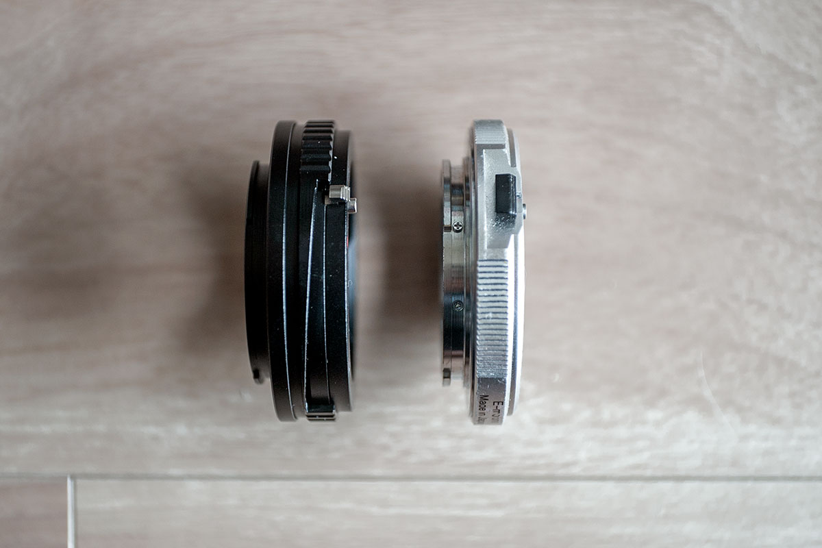 ヘリコイドなし Leica-M to SONY-E マウントアダプタ（左）と、ヘリコイド付き Leica-M to SONY-E マウントアダプタ（右）