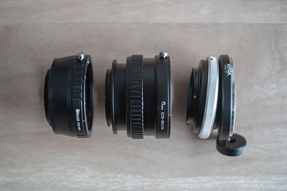 ヘリコイドなし CANON EF to SONY-E マウントアダプタ（左）と、最大に伸ばした状態のヘリコイド付き CANON EF to SONY-E マウントアダプタ（中心）、最大に傾けた状態の Tilt 機能付き CANON EF to SONY-E マウントアダプタ（右）