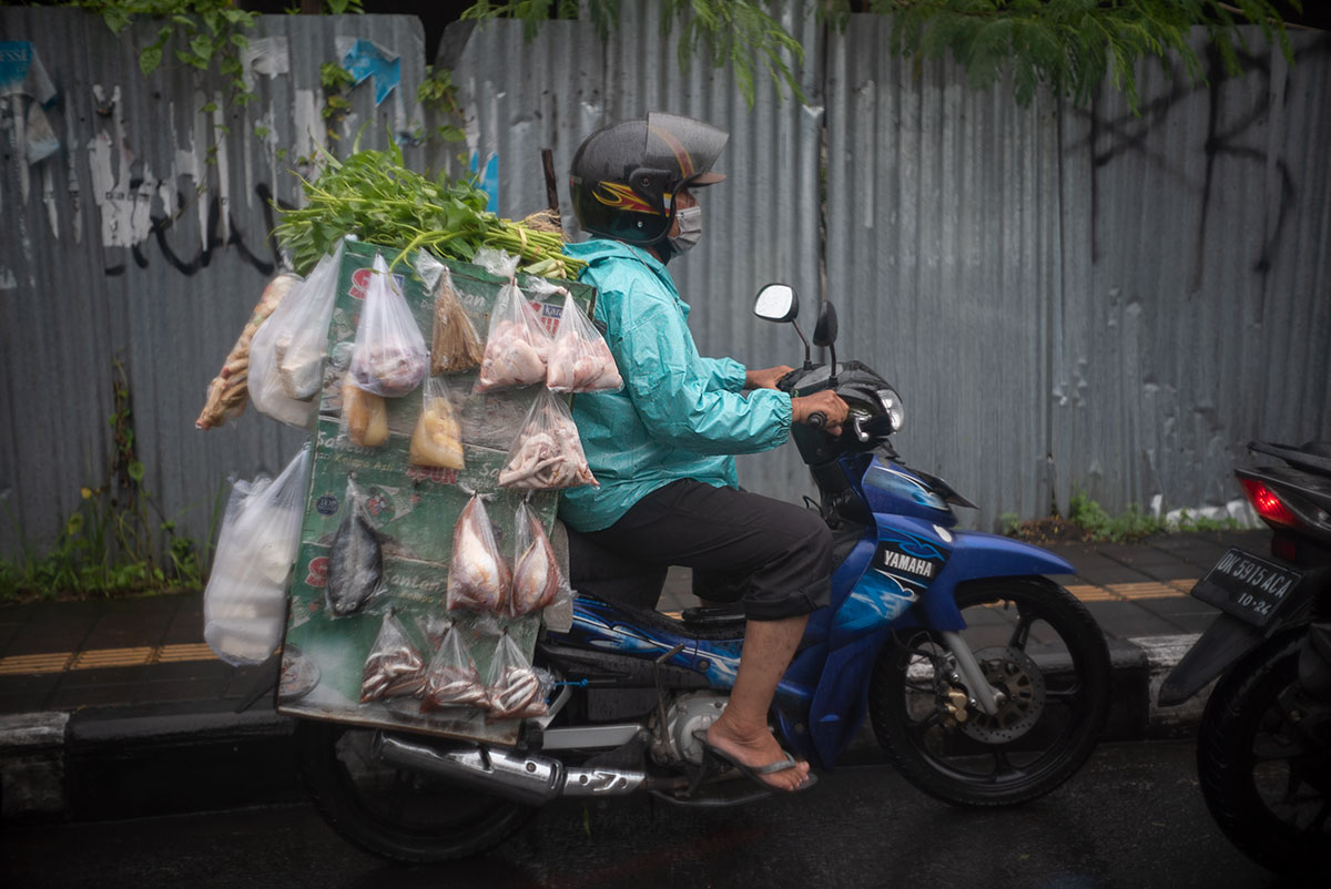 食材を積むバイク