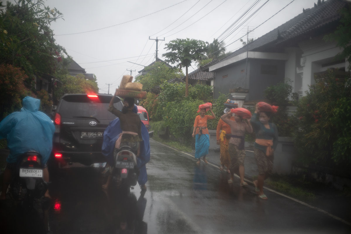 バイクの後部座席でも荷物は頭の上に