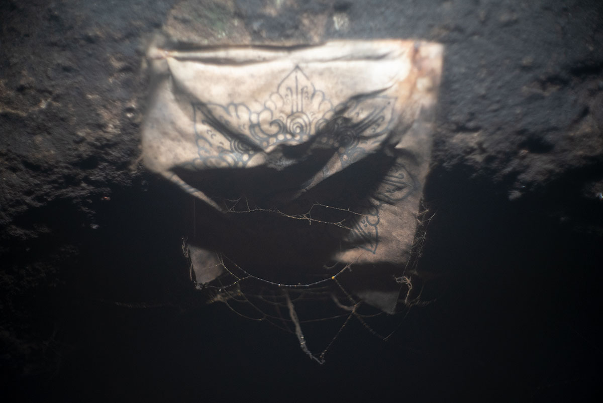 ゴア・ガジャ寺院（Goa Gajah）内のガネーシャ像の上に飾られていた布