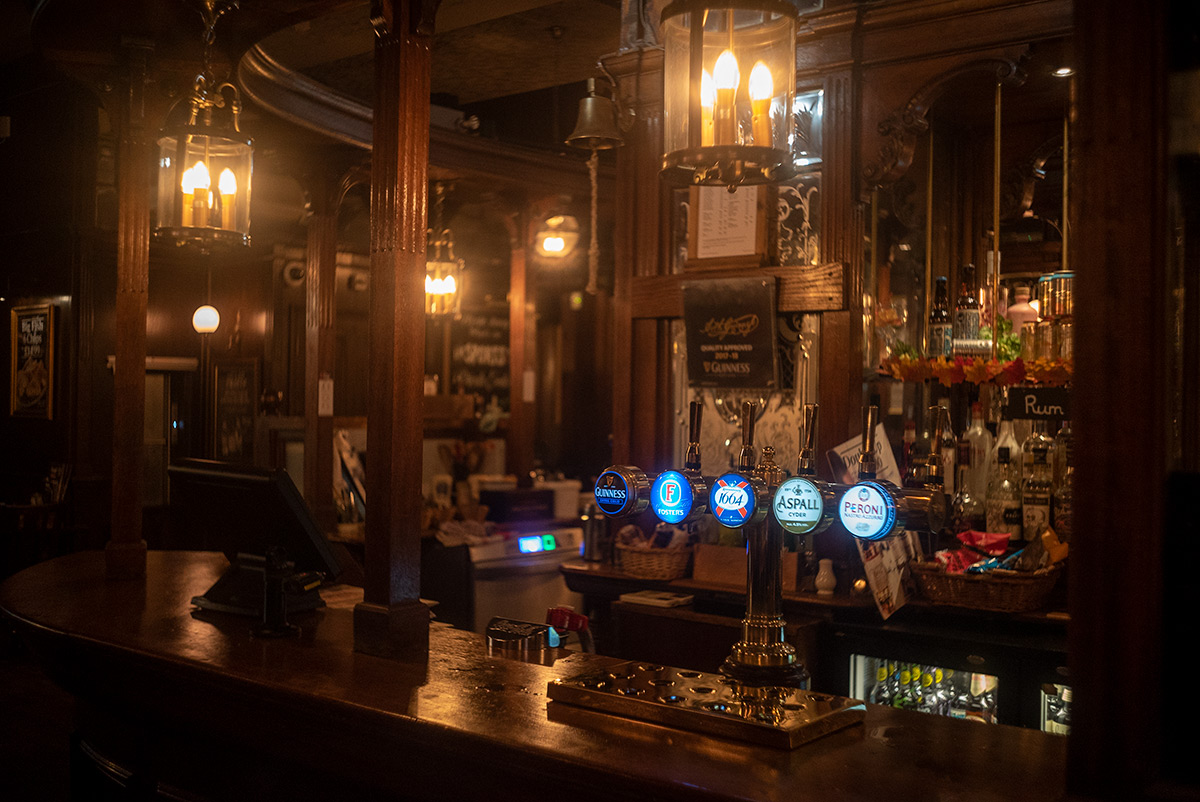 ロンドン：パブ w/ W-NIKKOR･C 1:2.5 F=3.5cm - 2018年10月4日撮影