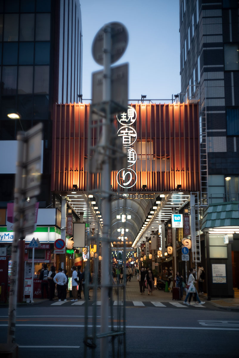 MAMIYA - SEKOR 1:1.5 f=48mm で浅草を撮影。