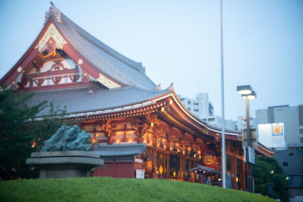 MAMIYA - SEKOR 1:1.5 f=48mm で浅草を撮影。