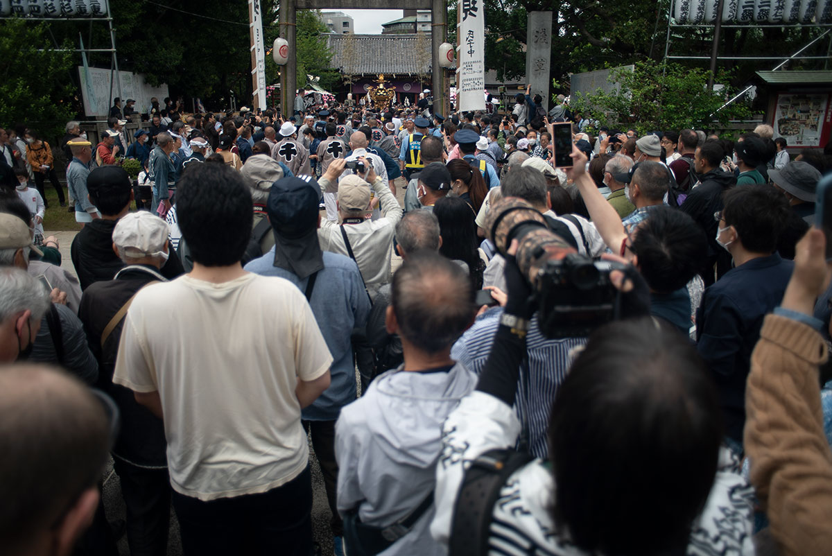 MAMIYA-SEKOR 1:2.8 f=24mm で三社祭を撮影。