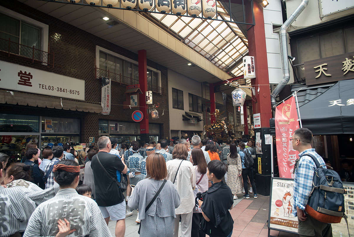 MAMIYA-SEKOR 1:2.8 f=24mm で三社祭を撮影。